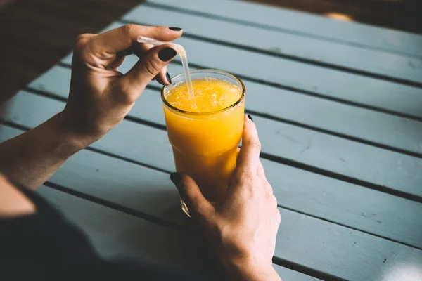 Жінка п'є апельсиновий сік — стокове фото