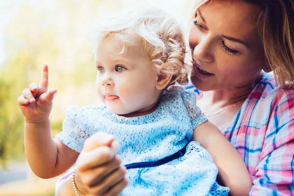 Mãe e filha durante uma caminhada ao ar livre — Fotografia de Stock