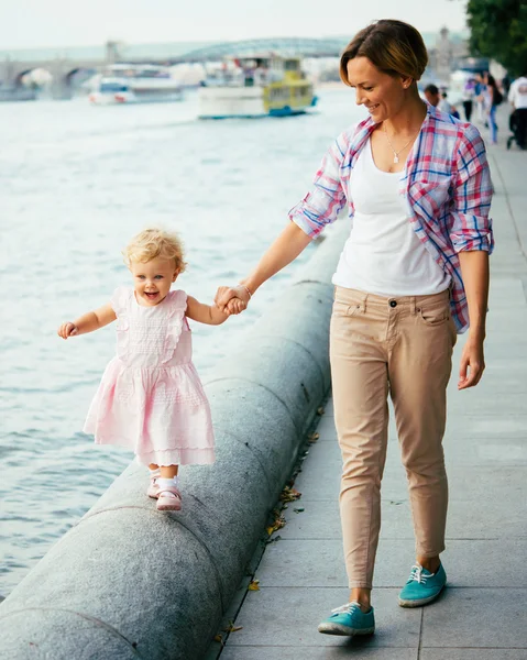 Moeder en dochter tijdens een wandeling buiten — Stockfoto