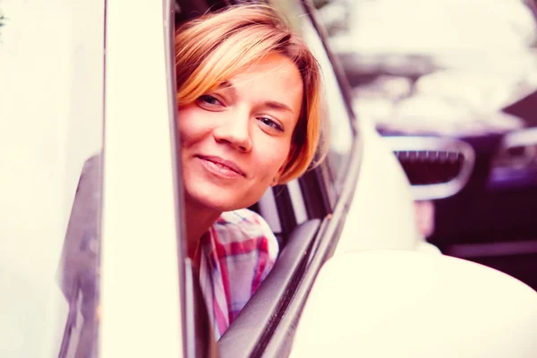 Junge Frau während der Fahrt — Stockfoto