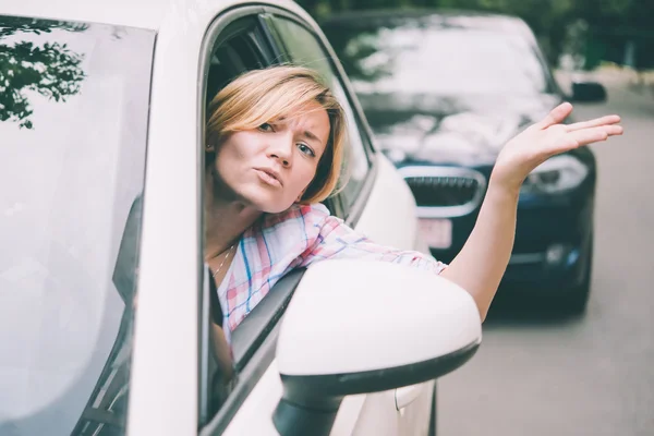 Mujer joven mientras conduce —  Fotos de Stock