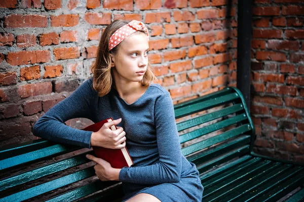 Portretul unei adolescente triste — Fotografie, imagine de stoc