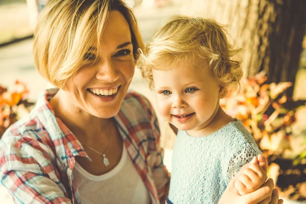 Mãe e filha durante uma caminhada ao ar livre — Fotografia de Stock