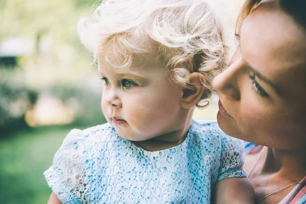 Mãe e filha durante uma caminhada ao ar livre — Fotografia de Stock