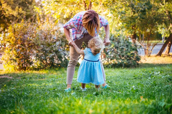 Mère et fille pendant une promenade à l'extérieur — Photo