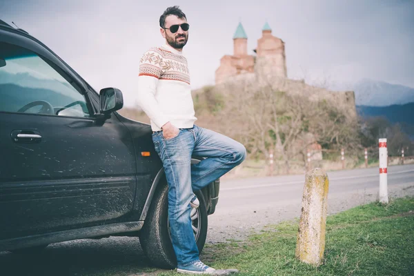 Jeune homme conduisant la voiture — Photo