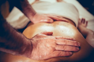 kadının sırt masajı