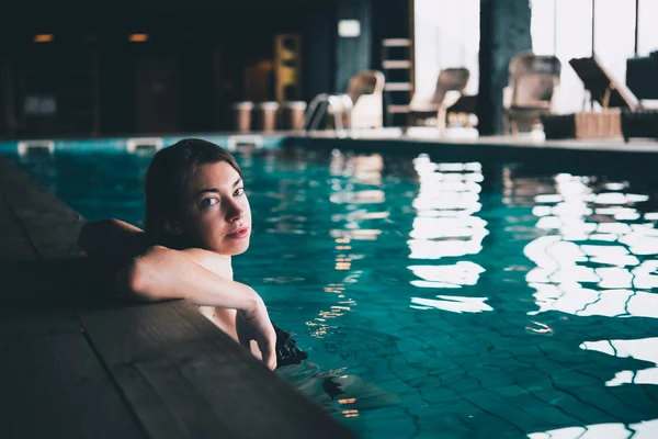 Bella donna nuota in una piscina — Foto Stock