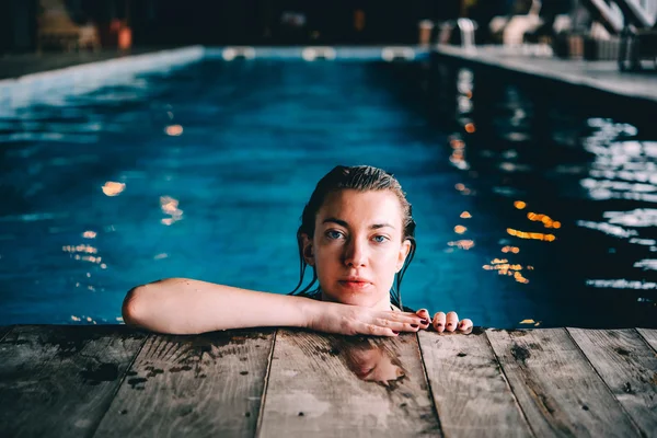 Bella donna nuota in una piscina — Foto Stock