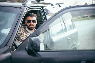 Arabayı kullanan genç adam