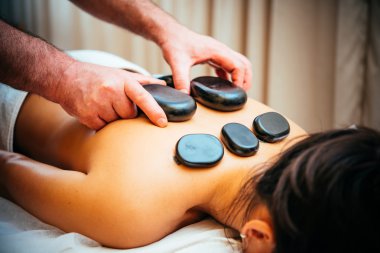 kadının sırt masajı