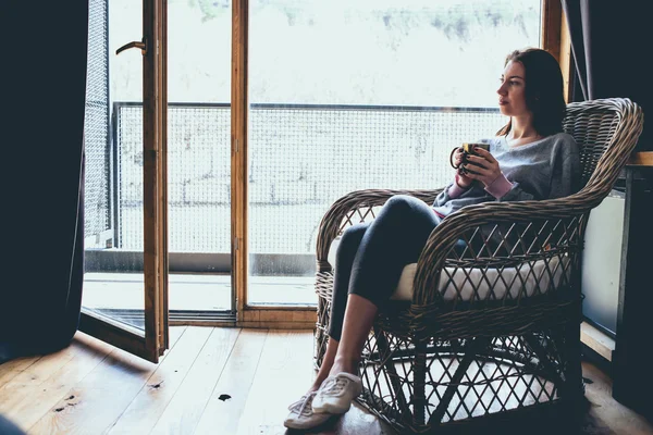 Mujer joven disfruta de su té de la mañana —  Fotos de Stock