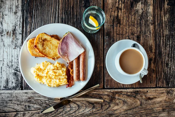 Сніданок подається на дерев'яному столі — стокове фото