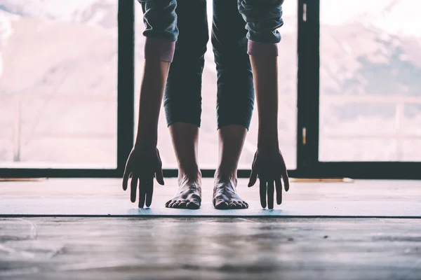 Junge Frau praktiziert Yoga — Stockfoto