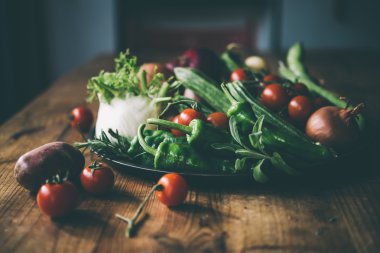 ahşap masa üzerinde farklı sebze