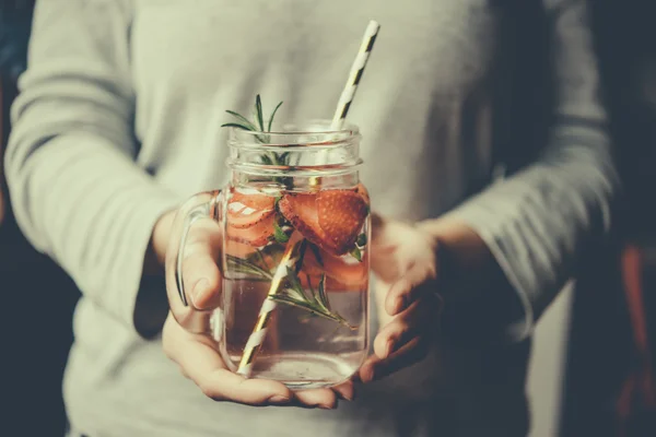 Manos sosteniendo tarro de limonada — Foto de Stock