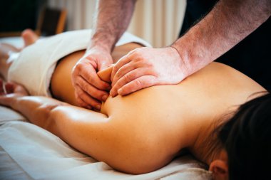 Kadının sırt masajı rahatlatıcı