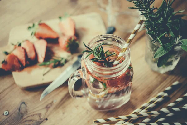 Vaso di vetro retrò di limonata o cocktail — Foto Stock