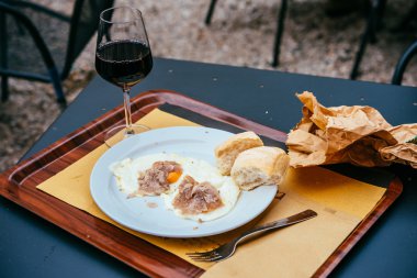 Kızarmış yumurta beyaz yer mantarı ile