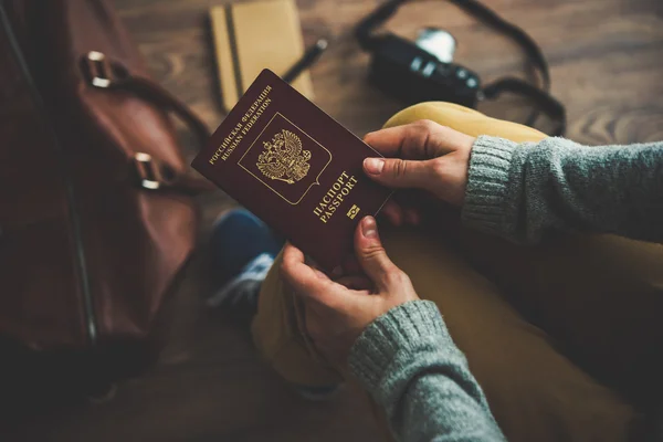 La personne détient un passeport de voyage russe — Photo