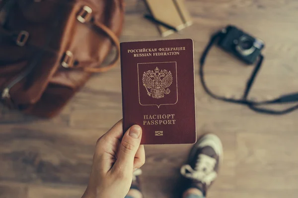 La persona tiene pasaporte de viaje ruso —  Fotos de Stock
