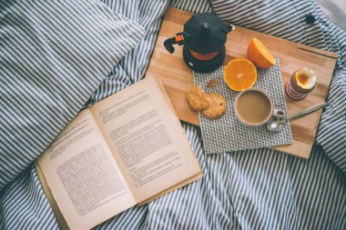 Ahşap masa üzerinde sunulan kahvaltı