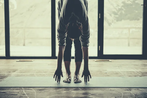 Mujer joven practica yoga — Foto de Stock