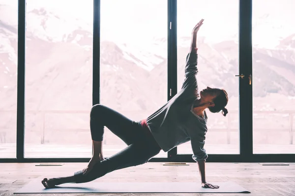 Mujer joven practica yoga — Foto de Stock