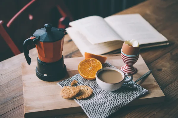 Frühstück auf Holztisch serviert — Stockfoto