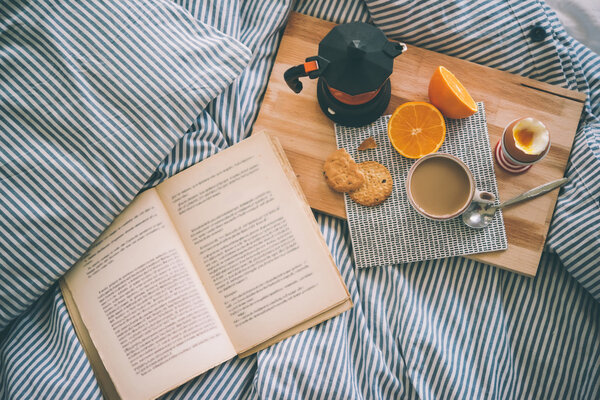 Завтрак подается на деревянном столе
