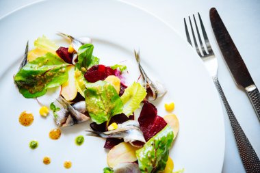 Bir tabakta balık salatası