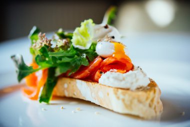 Bir tabakta sandviç