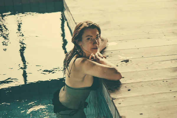 Woman relaxes in the swimming pool — Stock Photo, Image