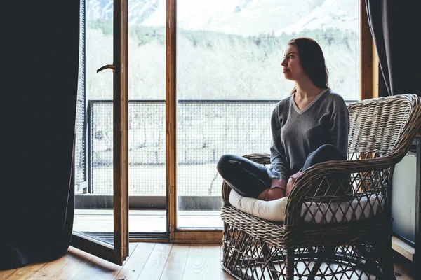 Mujer joven se relaja en sillón — Foto de Stock