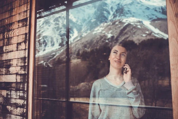 Ung kvinna talar smartphone — Stockfoto