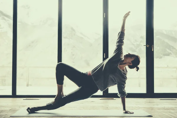 Femeie tânără care practică yoga — Fotografie, imagine de stoc