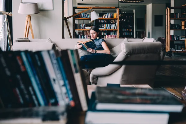 Mujer disfruta leyendo — Foto de Stock