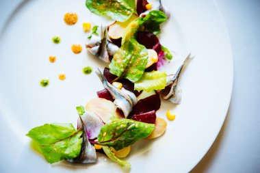 Taze uskumru salatası