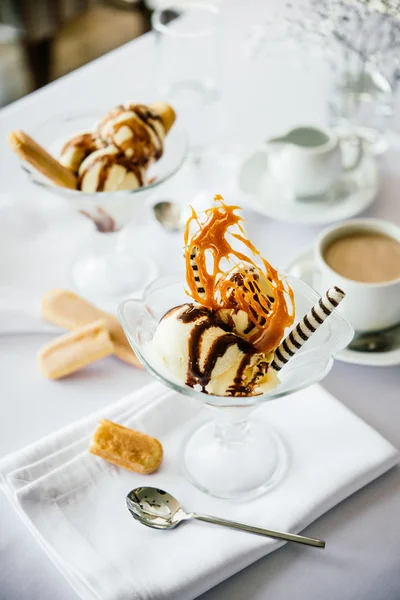Ice cream with caramel — Stock Photo, Image