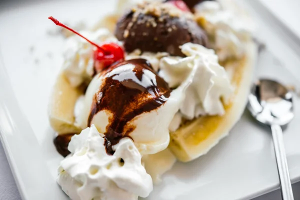 Ice cream served on plate — Stock Photo, Image