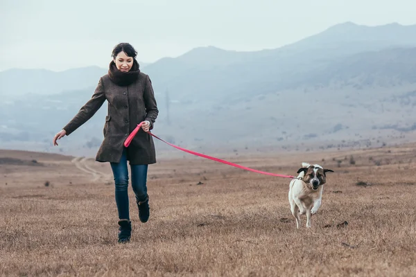 Wandelen met de hond — Stockfoto