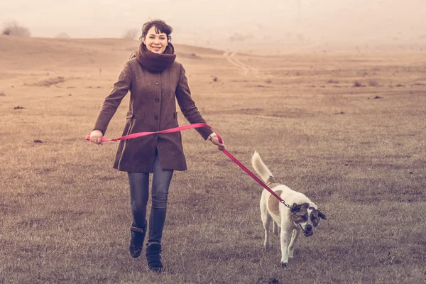 Wandelen met de hond — Stockfoto