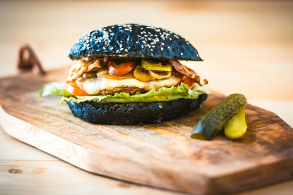 Czarny burger — Zdjęcie stockowe