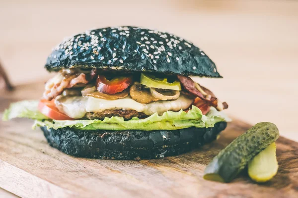 Czarny burger — Zdjęcie stockowe
