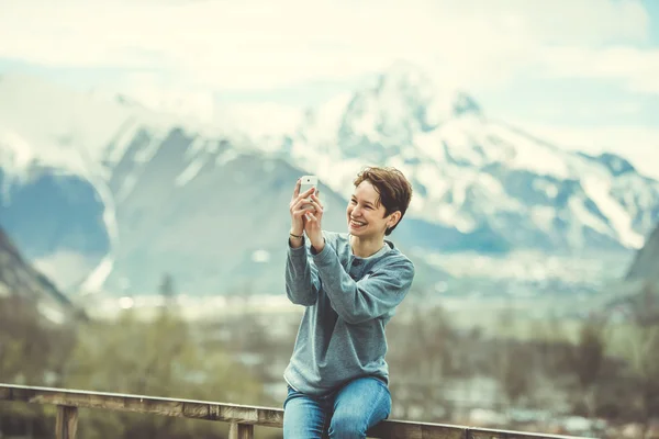 Mujer tomando fotos en el teléfono inteligente — Foto de Stock