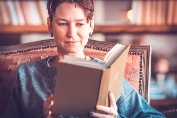 Mujer leyendo un libro — Foto de Stock