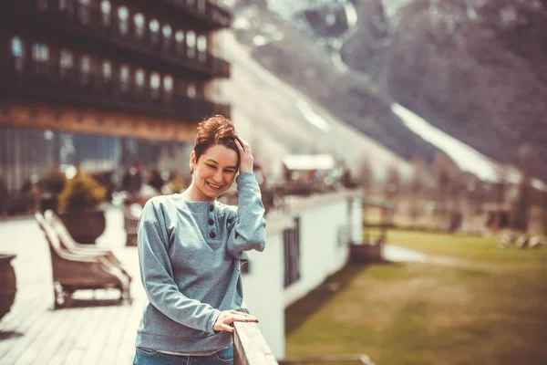 Mujer joven en las montañas — Foto de Stock