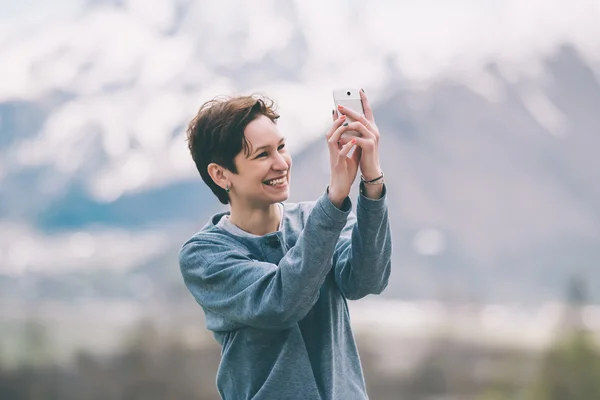 Ung kvinna ta bilder på smartphone — Stockfoto