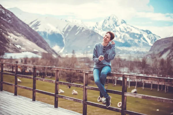 Jonge vrouw nemen van foto's op smartphone — Stockfoto