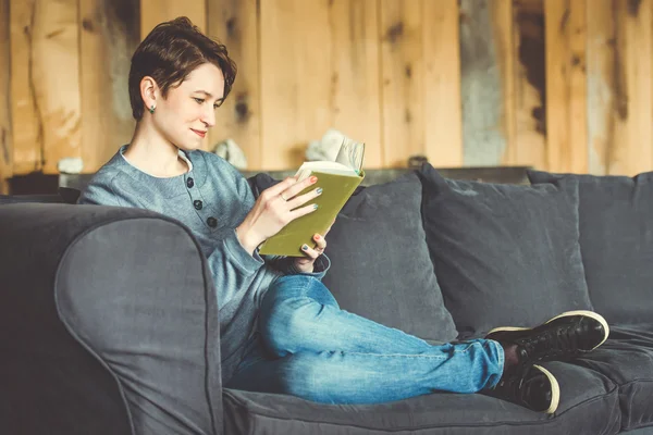 Donna che legge un libro — Foto Stock